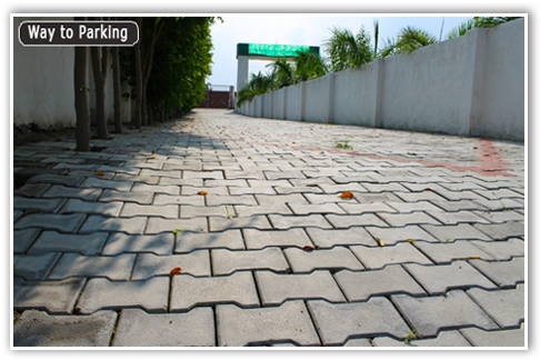 Way to parking at Pari Farm marriage home